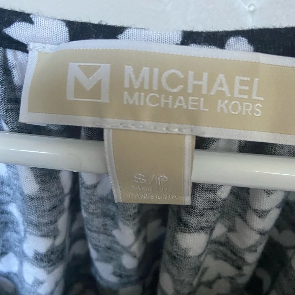 Michael Kors Black and White with hearts  Women's Top size small - Picture 3 of 4